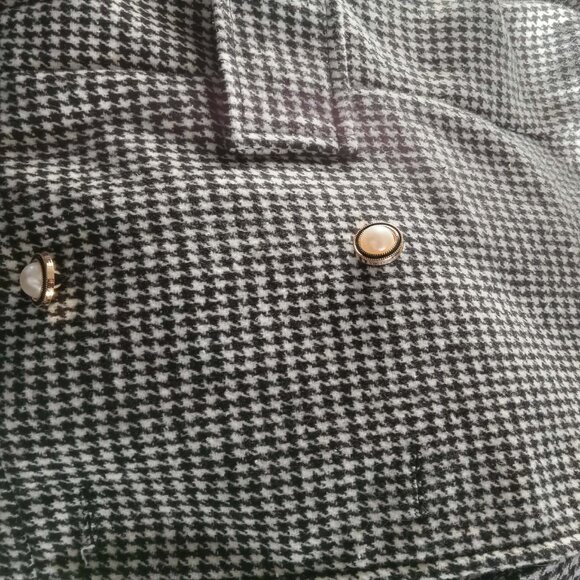 Beautiful houndstooth coat with a skirt at the back, double row of buttons... - Picture 10 of 16